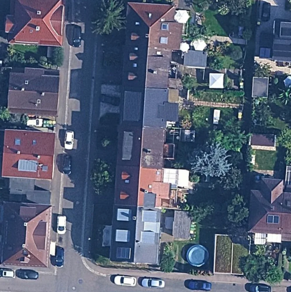 Echtes Dach aus der Google-Solar-Pipeline mit platzierten Modulen